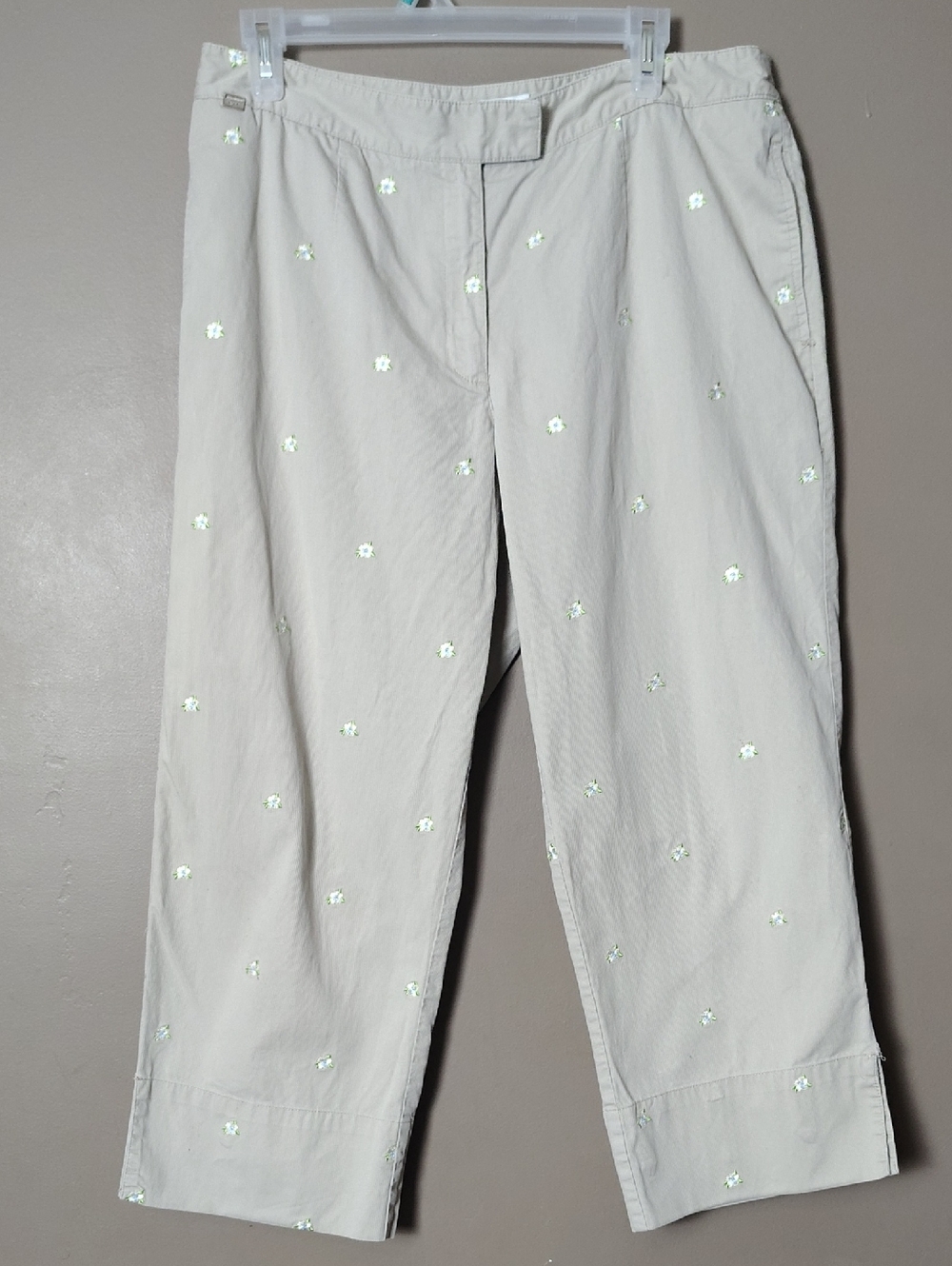 Lizgolf Khaki Cropped Pants W Small Embroidered Flowers Size 14 *Flaw